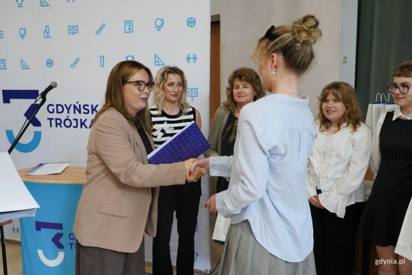 Absolwenci i absolwentki Trójki odebrali dyplomy matury międzynarodowej i wyróżnienia