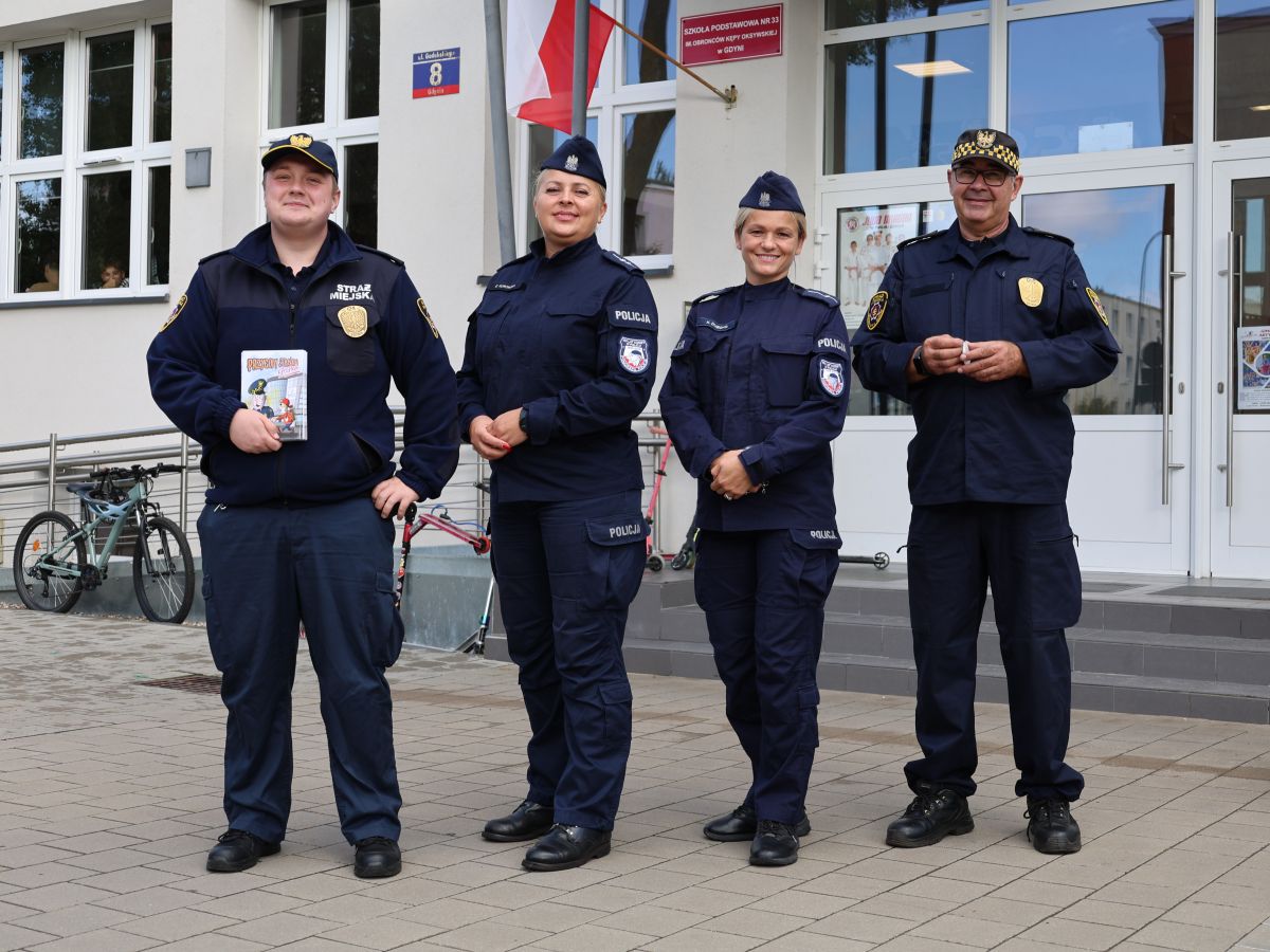 Bezpieczna droga do szkoły – funkcjonariusze rozmawiali z najmłodszymi