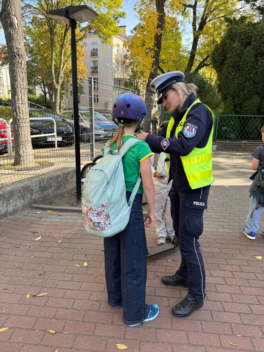 Bezpieczna droga do szkoły – kaski ochronne dla dzieci i młodzieży.