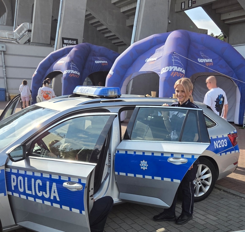 Bezpieczne wakacje tematem spotkania z najmłodszymi. Policjantki na festynie rodzinnym