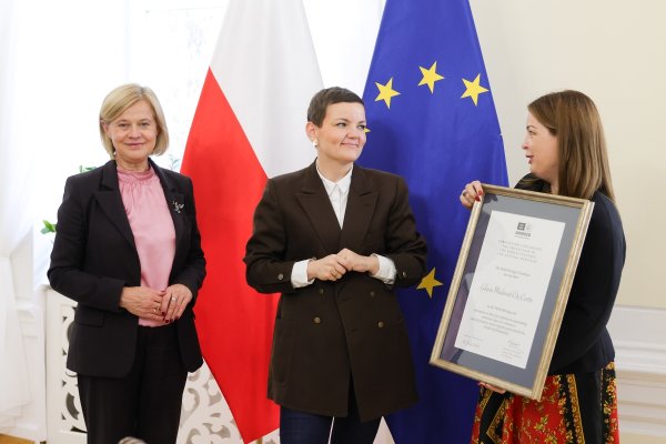 Certyfikat potwierdzający wpis na listę UNESCO w rękach Gdyni
