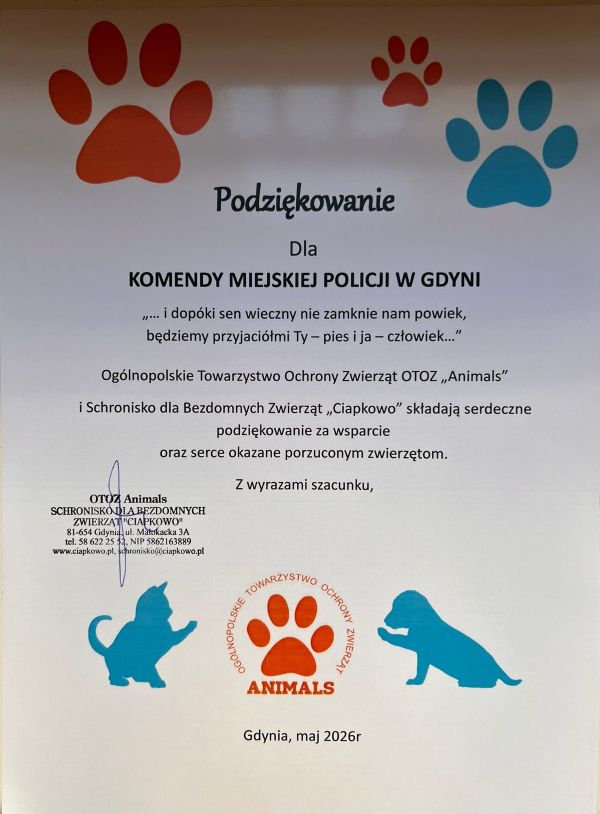 Gdyńscy policjanci przekazali dary zwierzętom ze schroniska.