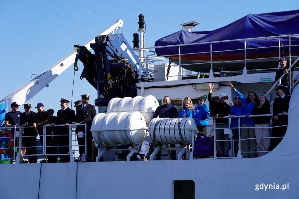 „Horyzont II” wypłynął w morze. Gdynia pożegnała polarników i studentów Uniwersytetu Morskiego
