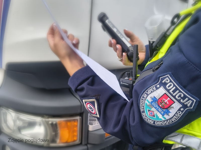 Jechał pomimo sądowego zakazu, a na pojeździe miał założone tablice rejestracyjne od innego zezłomowanego pojazdu.