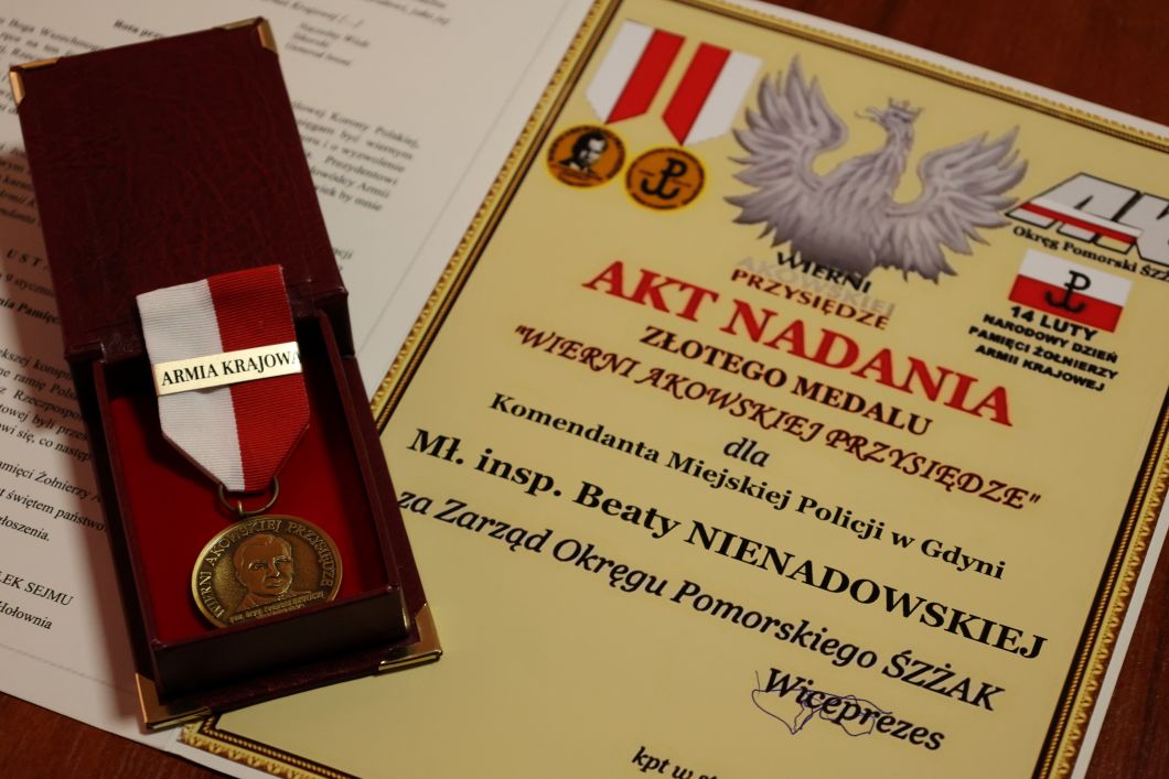 Komendanci gdyńskiej Policji uhonorowani Złotym Medalem „Wierni Akowskiej Przysiędze”