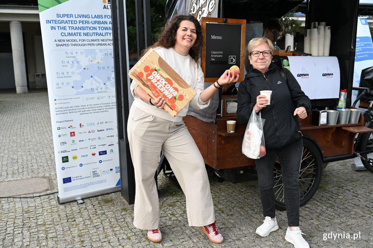 Kwiaty, kawa i ciasteczka dla pasażerów. Gdynia świętowała Dzień Bez Samochodu