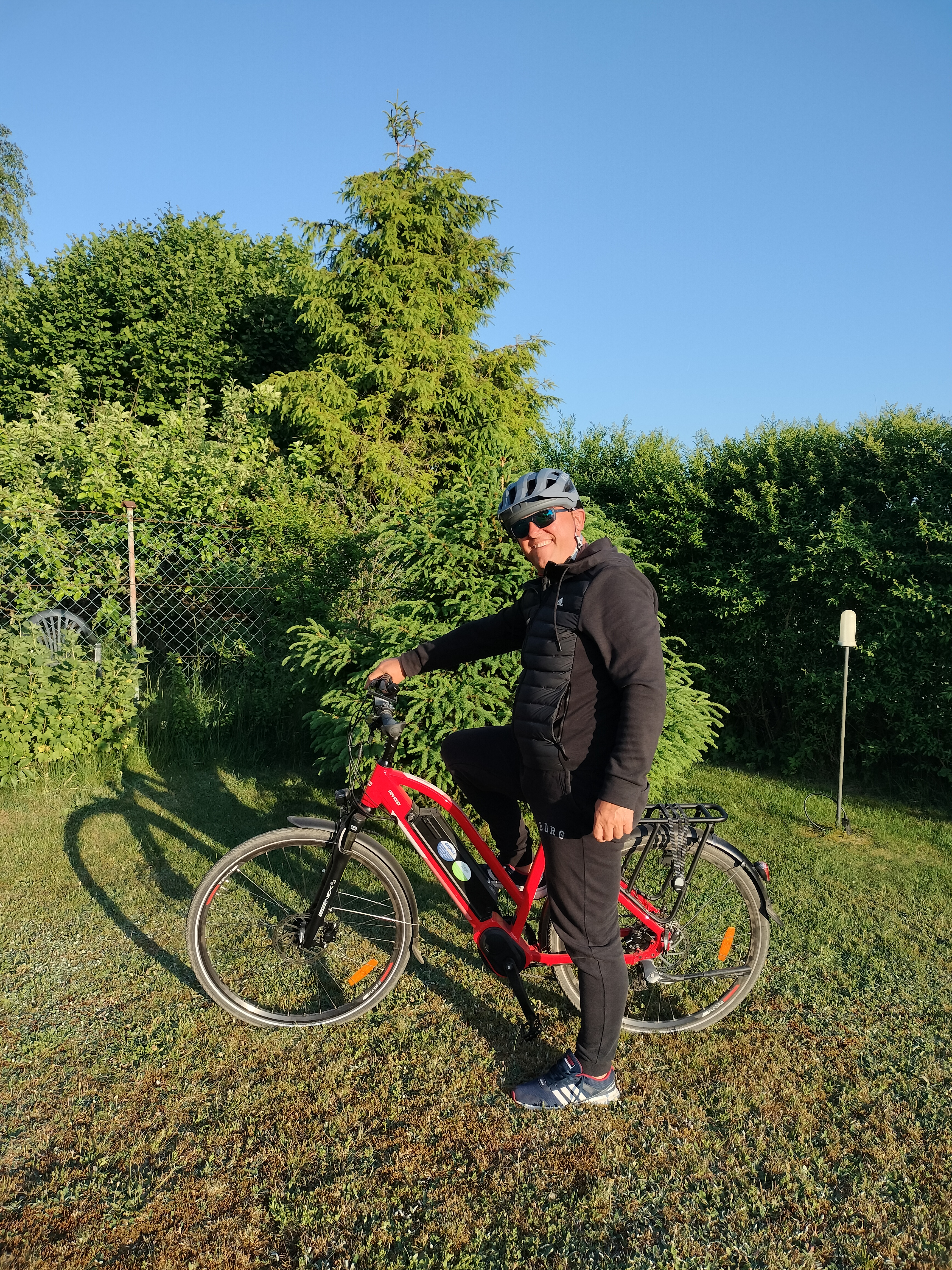 Mieszkańcy podpisują umowy na dotacje do rowerów elektrycznych