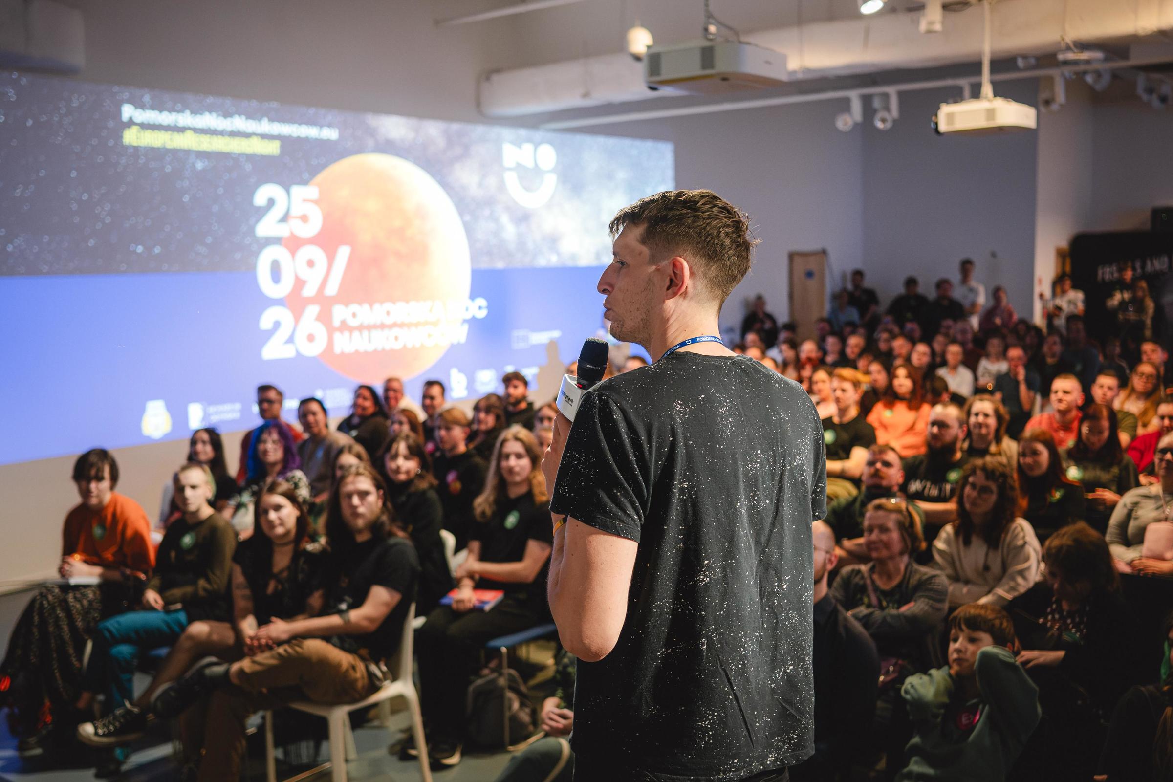 Nauka na wyciągnięcie ręki. Pomorska Noc Naukowców w Centrum Nauki Experyment
