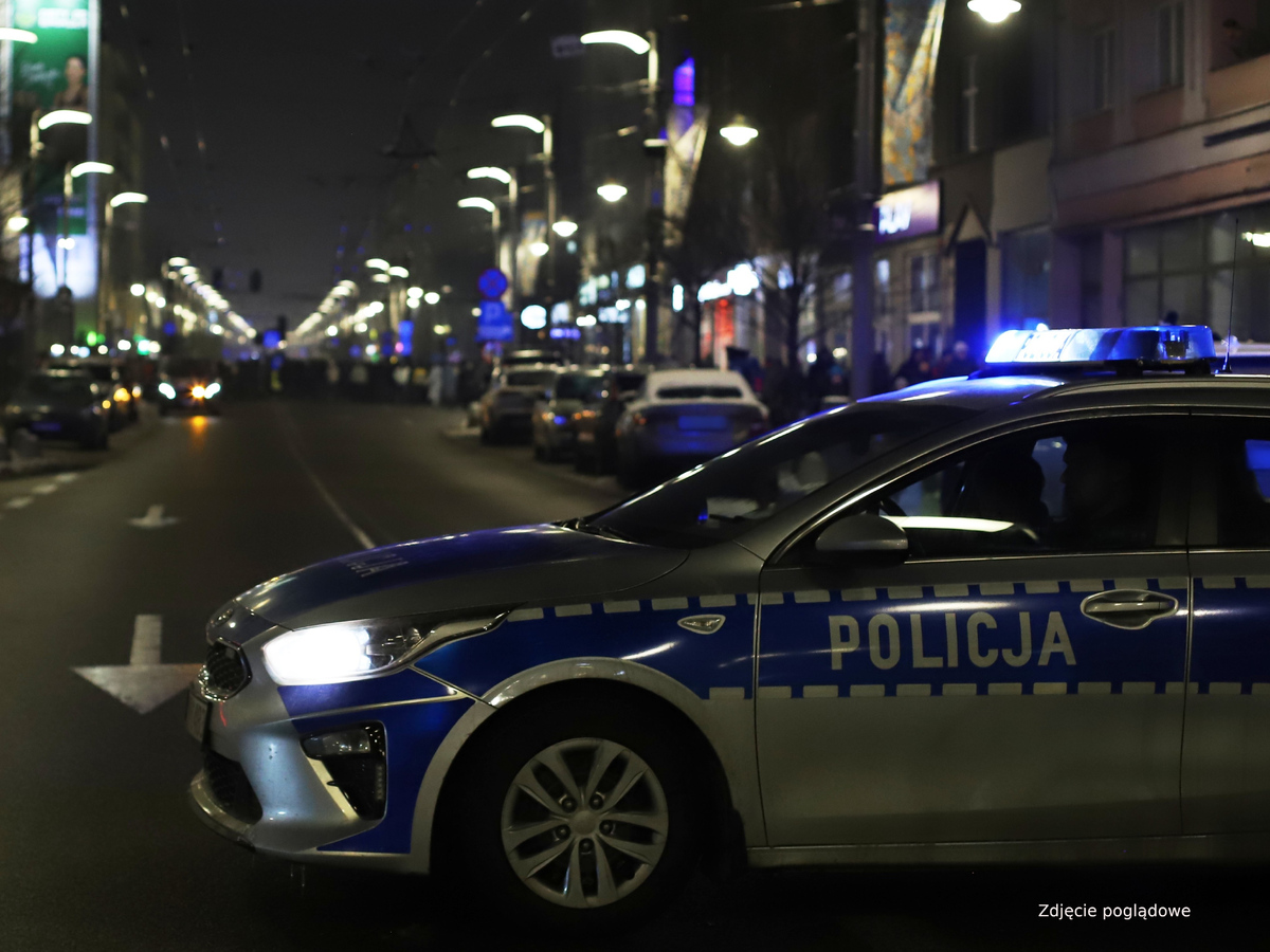 Nie zatrzymał się do kontroli. Po pościgu okazało się, że był pijany.
