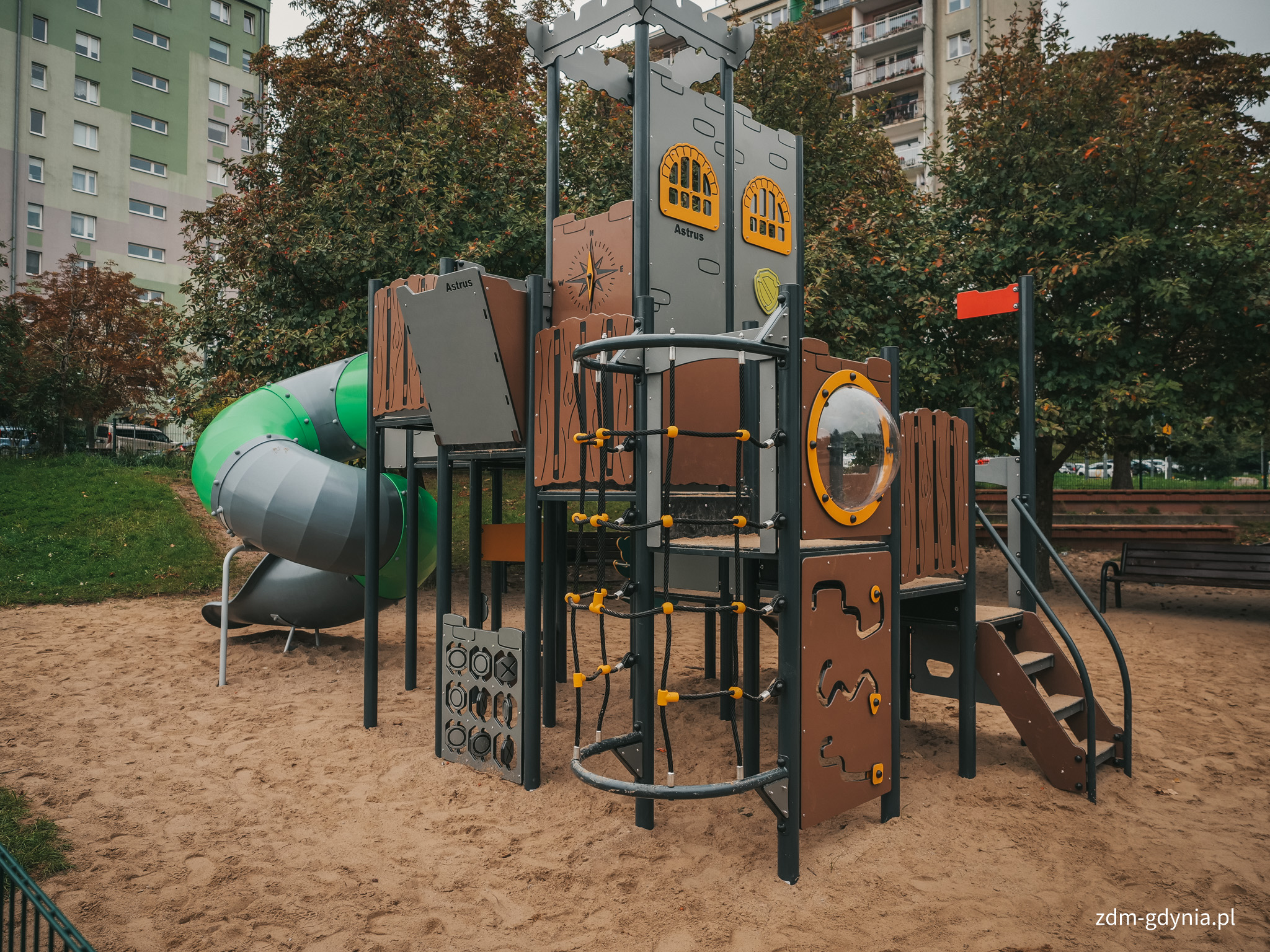 Nowe urządzenia na placach zabaw przy ul. Staffa oddane do użytku