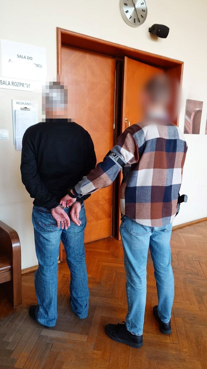 Nóż, pałka, tłuczek i dwóch rannych. Policjanci zatrzymali 25-latka.