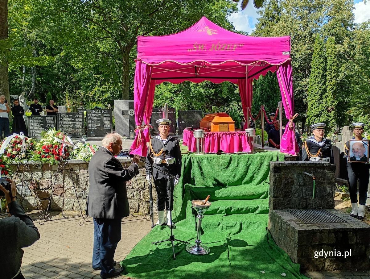 Ostatnie pożegnanie o. Bronisława Sroki. Zasłużony kapłan spoczął na Cmentarzu Witomińskim