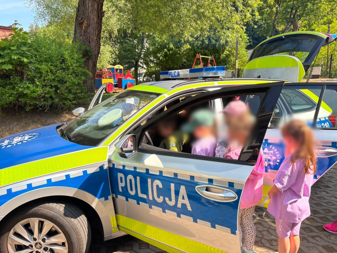 Policjanci Wydziału Ruchu Drogowego Komendy Miejskiej Policji w Gdyni edukują przedszkolaków.