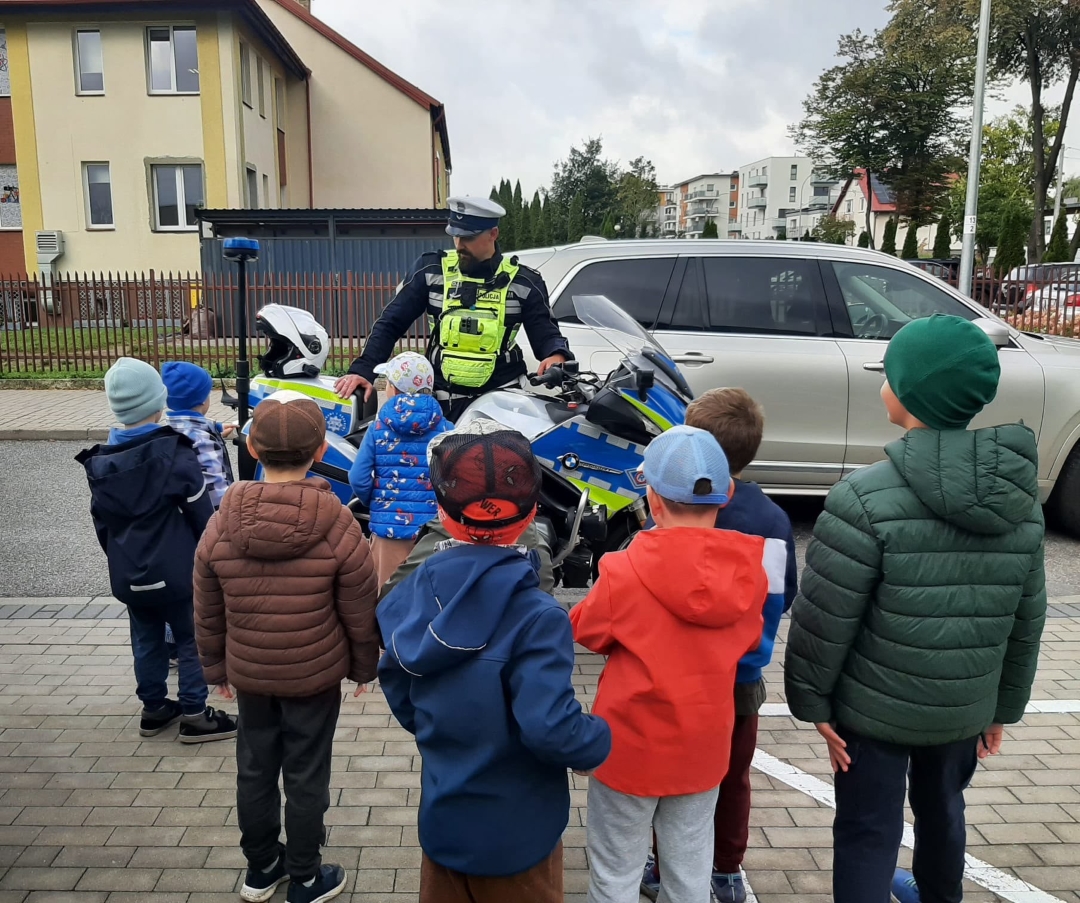 Policjanci Wydziału Ruchu Drogowego Komendy Miejskiej Policji w Gdyni edukują uczniów.