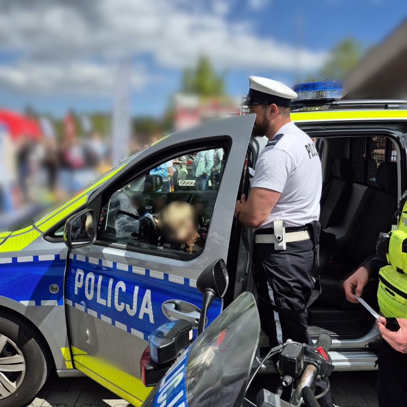 Policjanci z drogówki wzięli udział w zawodach rowerowych dla dzieci.