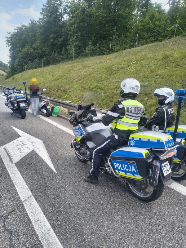 Policjanci zakończyli niebezpieczną jazdę kierującego motorowerem na drodze ekspresowej.