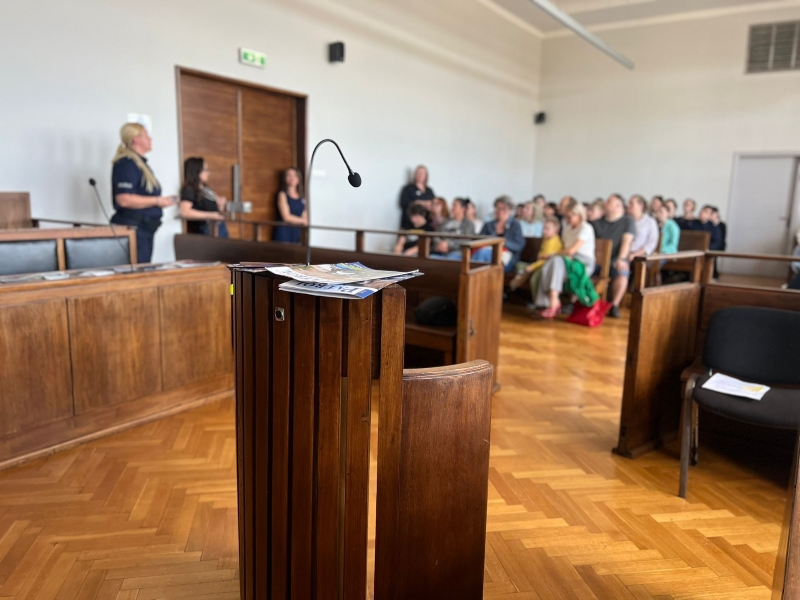 Policjantki rozmawiały o bezpieczeństwie podczas Nocy Otwartych Sądów w Gdyni