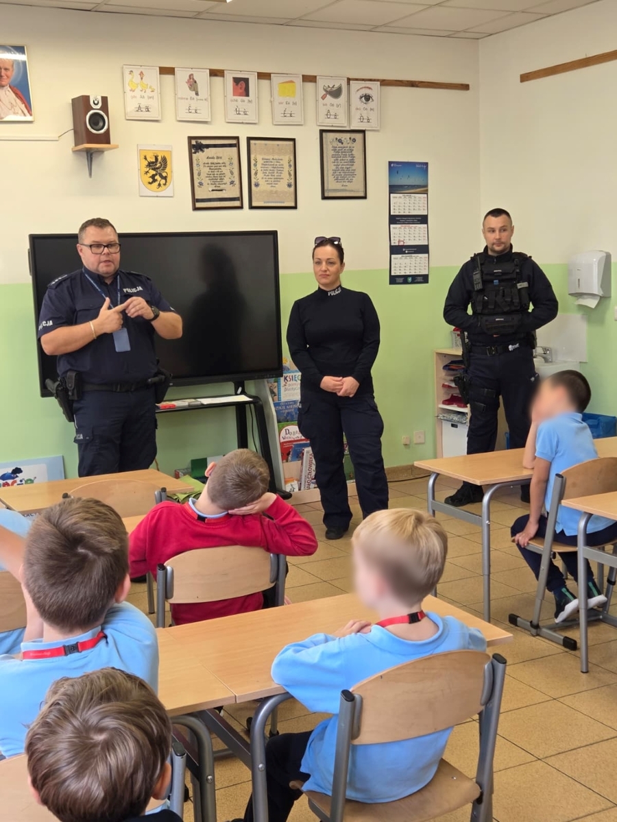 Profilaktyka, która ma znaczenie – gdyńscy policjanci tłumaczyli, jak reagować na przemoc.