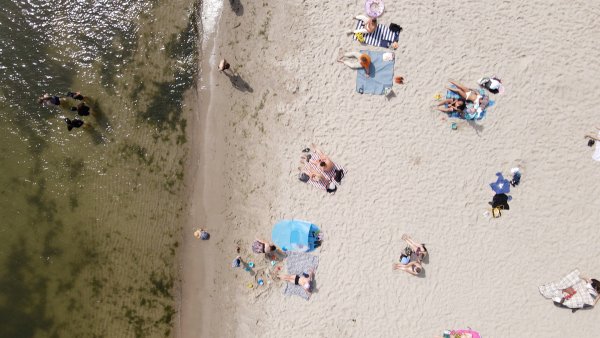 Raport plażowy: białe flagi na 4 kąpieliskach #wGdyni