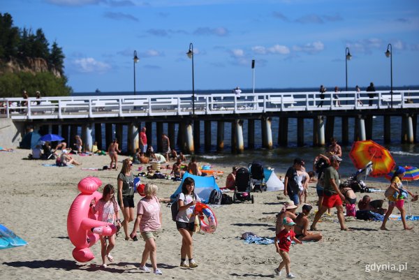 Raport plażowy. Białe flagi na wszystkich gdyńskich kąpieliskach