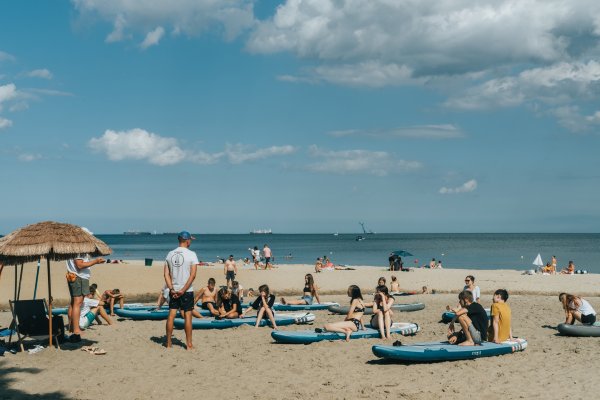 Raport plażowy. Białe flagi zachęcają do kąpieli