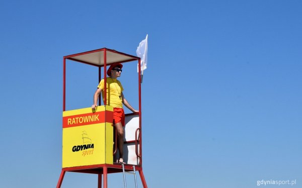 Raport z plaż. Białe flagi na gdyńskich kąpieliskach