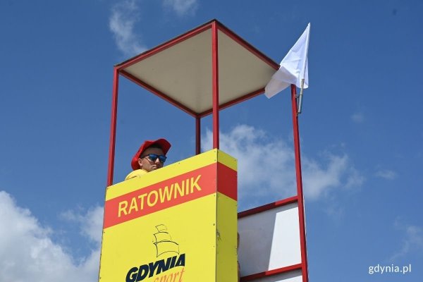 Raport z plaż. Na wszystkich kąpieliskach powiewają białe flagi