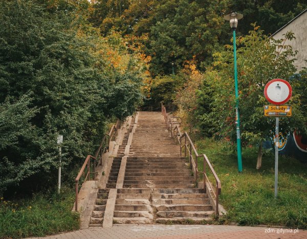 Remont schodów przy Żelaznej coraz bliżej