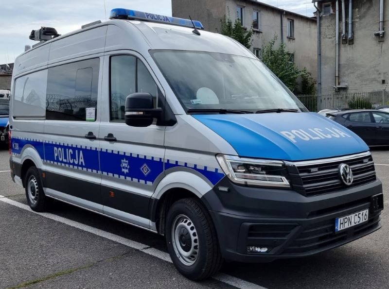 Rzucił butelką w radiowóz. 35-latek zatrzymany przez policjantów.