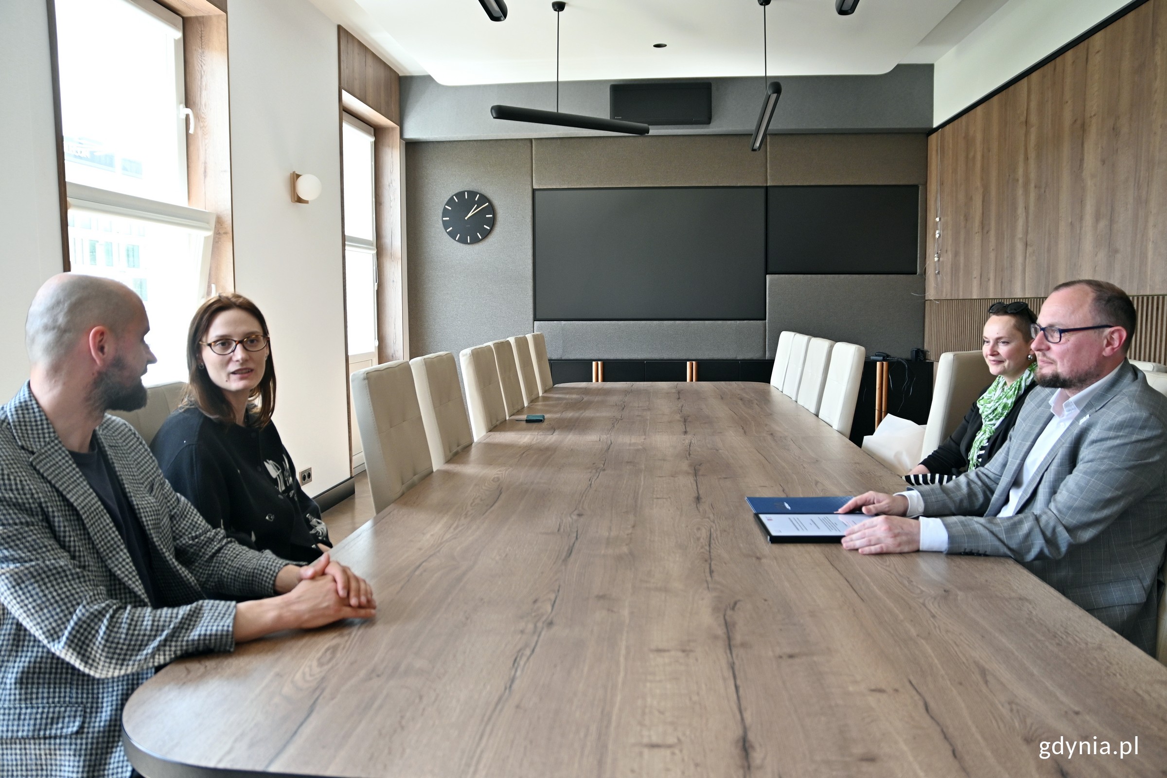 „Są mocno gdyńskie”. Karolina Kurpiewska-Berendt o projektach obić siedzeń w trolejbusach