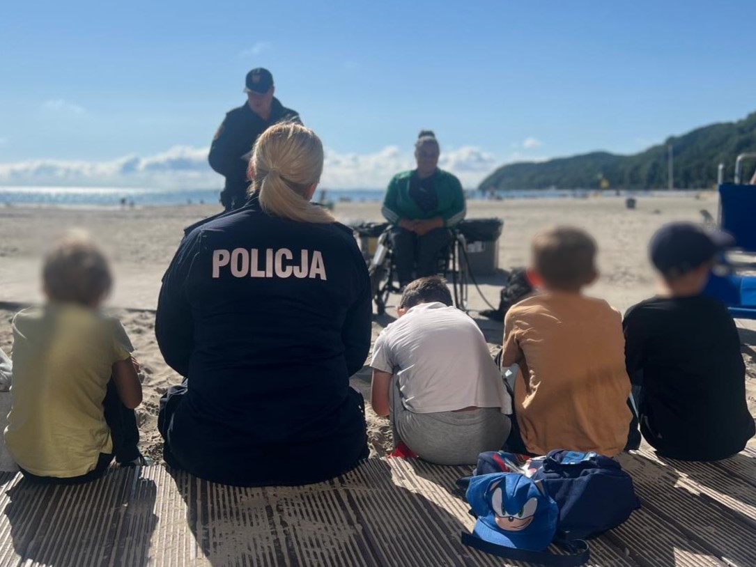 Spotkanie profilaktyczne z dziećmi na Plaży Miejskiej w Gdyni.