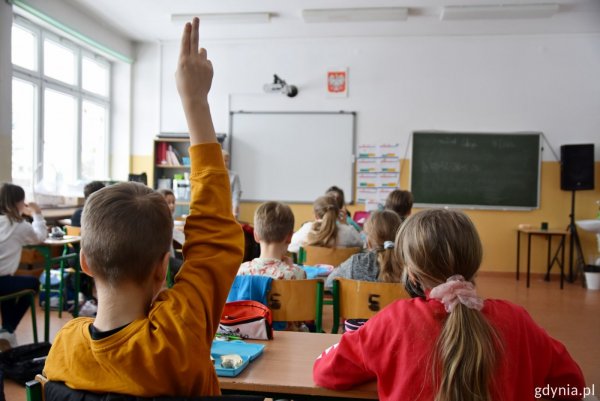 Uczennice i uczniowie nie będą korzystać z telefonów w szkołach. Nowe przepisy od nowego roku