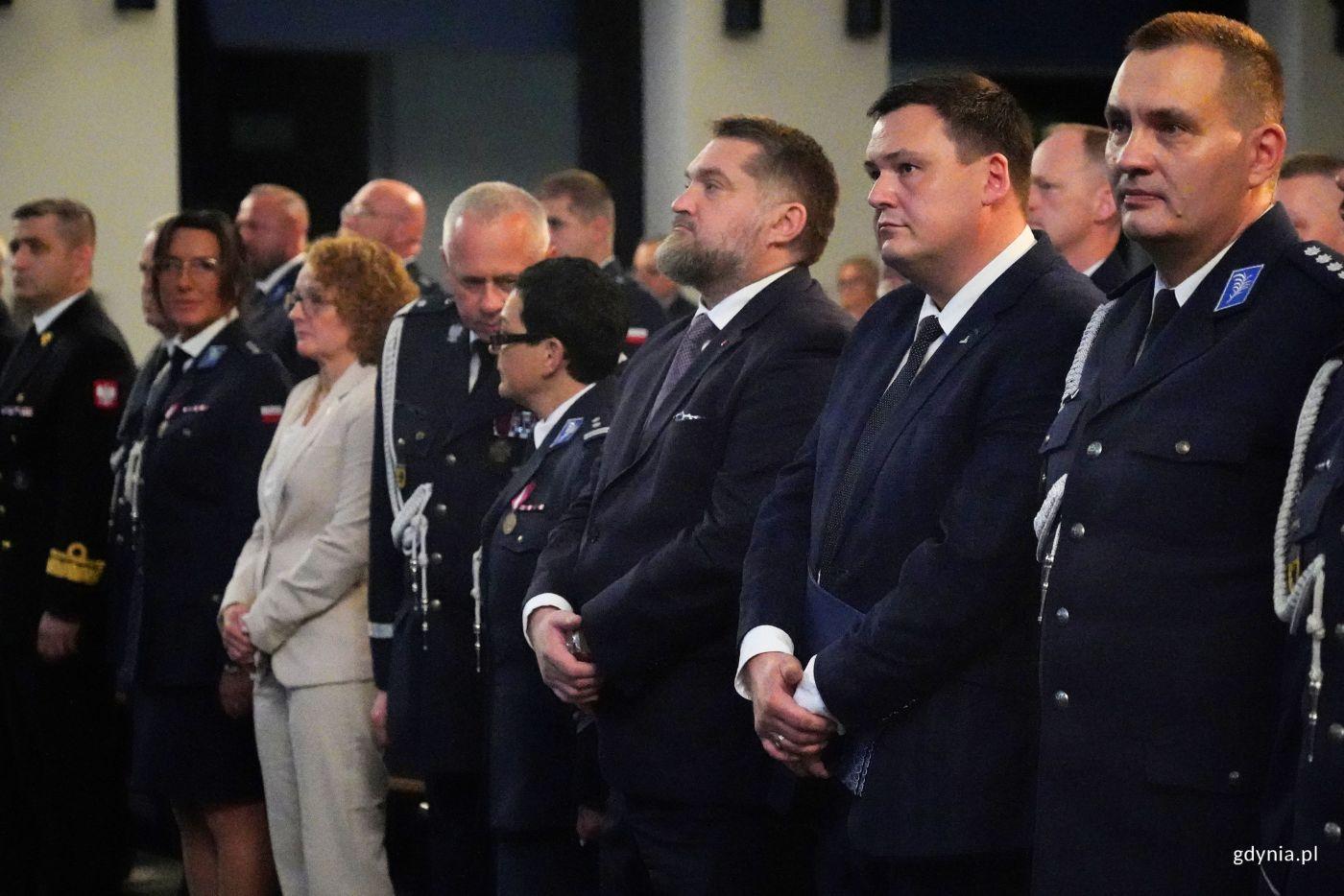 W służbie mieszkańcom. Policjantki i policjanci odebrali awanse zawodowe i odznaczenia