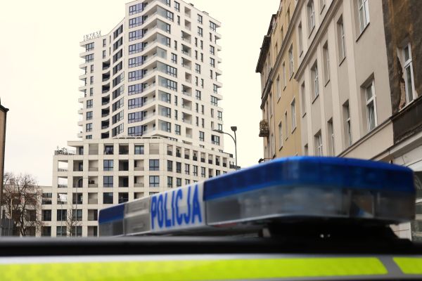 Wandalizm w biały dzień. Kobieta uszkodziła pojazdy.
