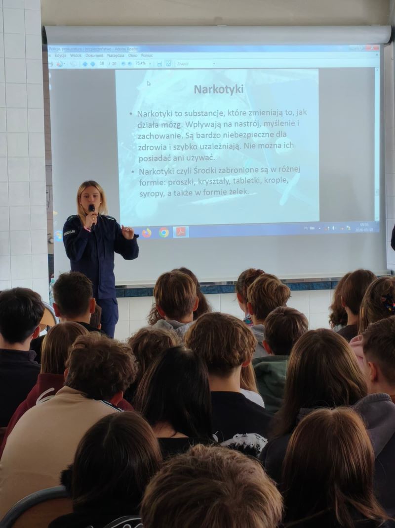 Warsztaty z profilaktyki i prawa. Gdyńska policjantka z wizytą w ZSP nr 3