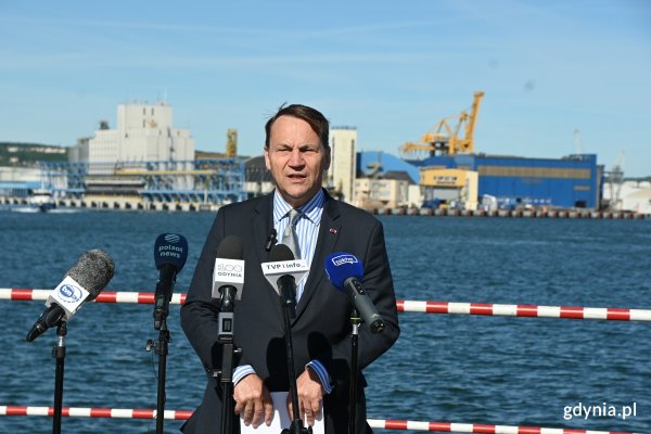 Wicepremier Sikorski w Gdyni. Wspólne ćwiczenia Wojsk Specjalnych, Marynarki Wojennej i lotnictwa
