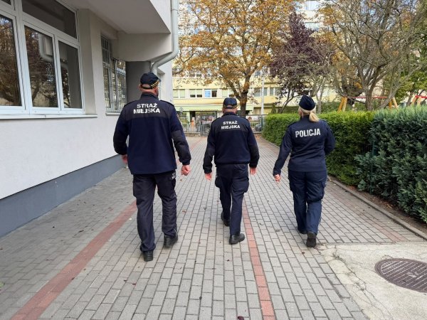 Wspólne patrole funkcjonariuszy Straży Miejskiej i Policji w pobliżu szkół