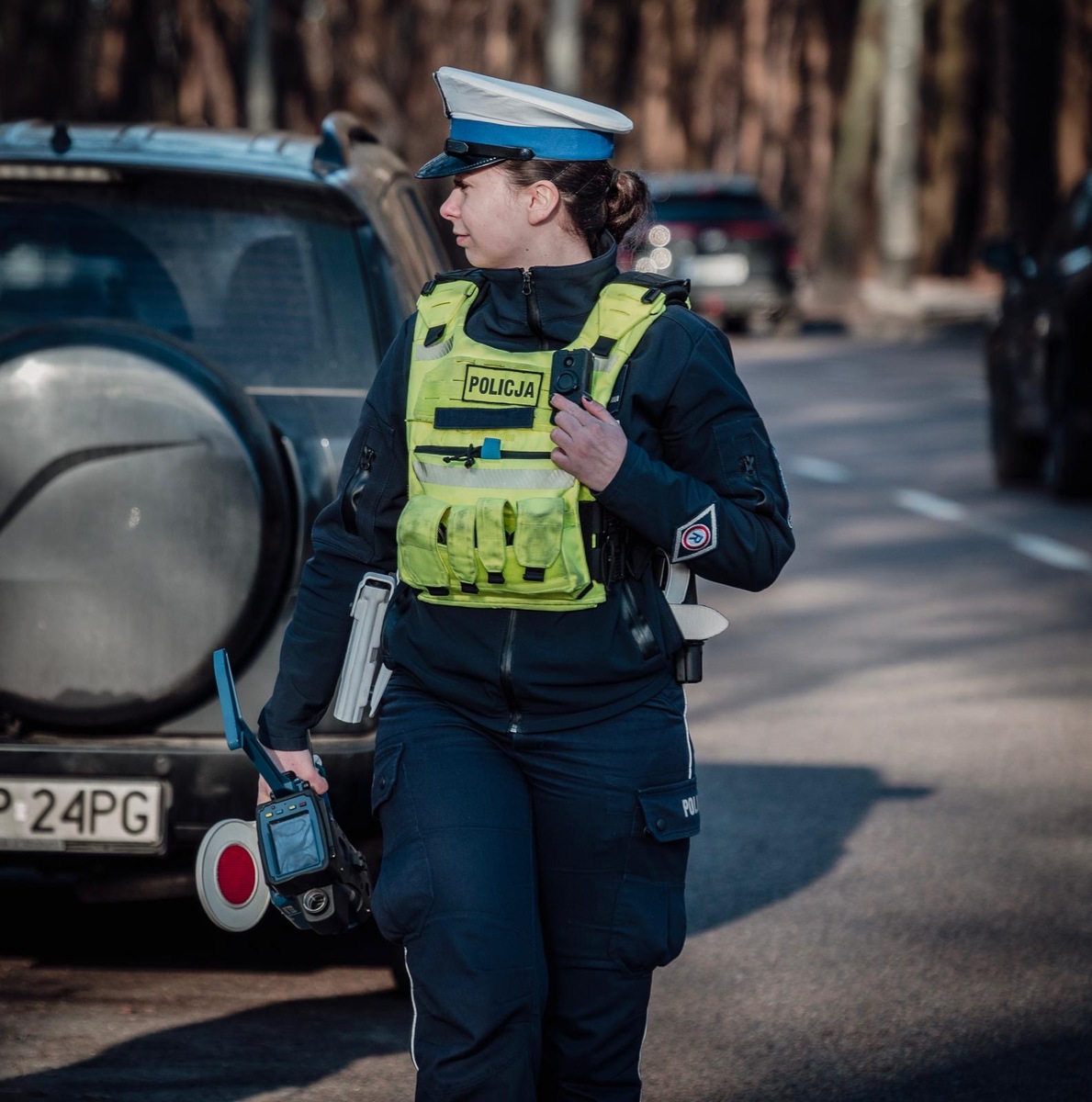 Zatrzymali go do kontroli drogowej, bo przekroczył prędkość. Okazało się, że ma przy sobie narkotyki i sądowy zakaz prowadzenia wszelkich pojazdów mechanicznych.